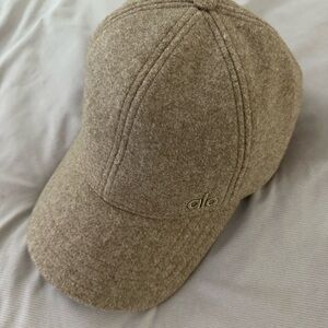 ALO Yoga Prestige Off-Duty Cap Toasted Almond